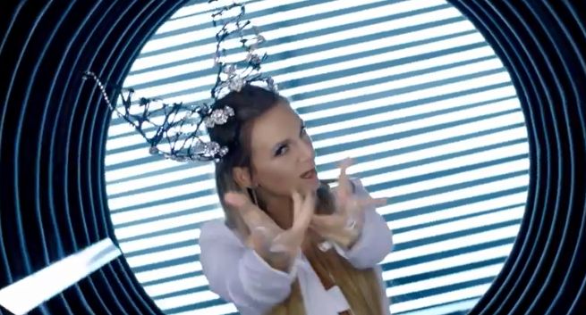 Sarsa reklamuje wakacyjną promocję Play na Kartę z internetem i Tidalem za darmo (wideo)