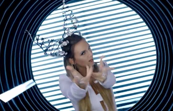 Sarsa reklamuje wakacyjną promocję Play na Kartę z internetem i Tidalem za darmo (wideo)