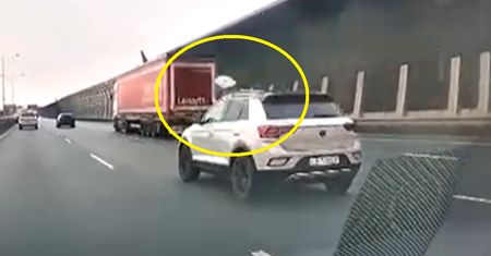 Nagranie z autostrady A8. Kawałek lodu wyleciał jak z procy