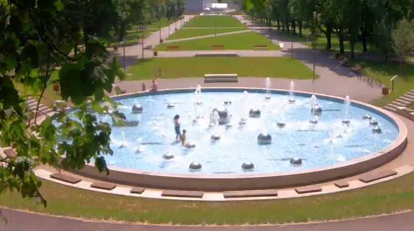 Matka z dzieckiem korzystająca z fontanny w Parku Ludowym