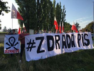NA ŻYWO. Rolnicy i futrzarze protestują przed siedzibą PiS