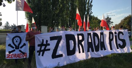 NA ŻYWO. Rolnicy i futrzarze protestują przed siedzibą PiS