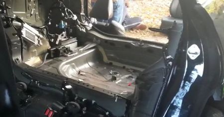 Policjanci szybko odzyskali skradziony samochód. Co zastali w środku? Zdjęcia