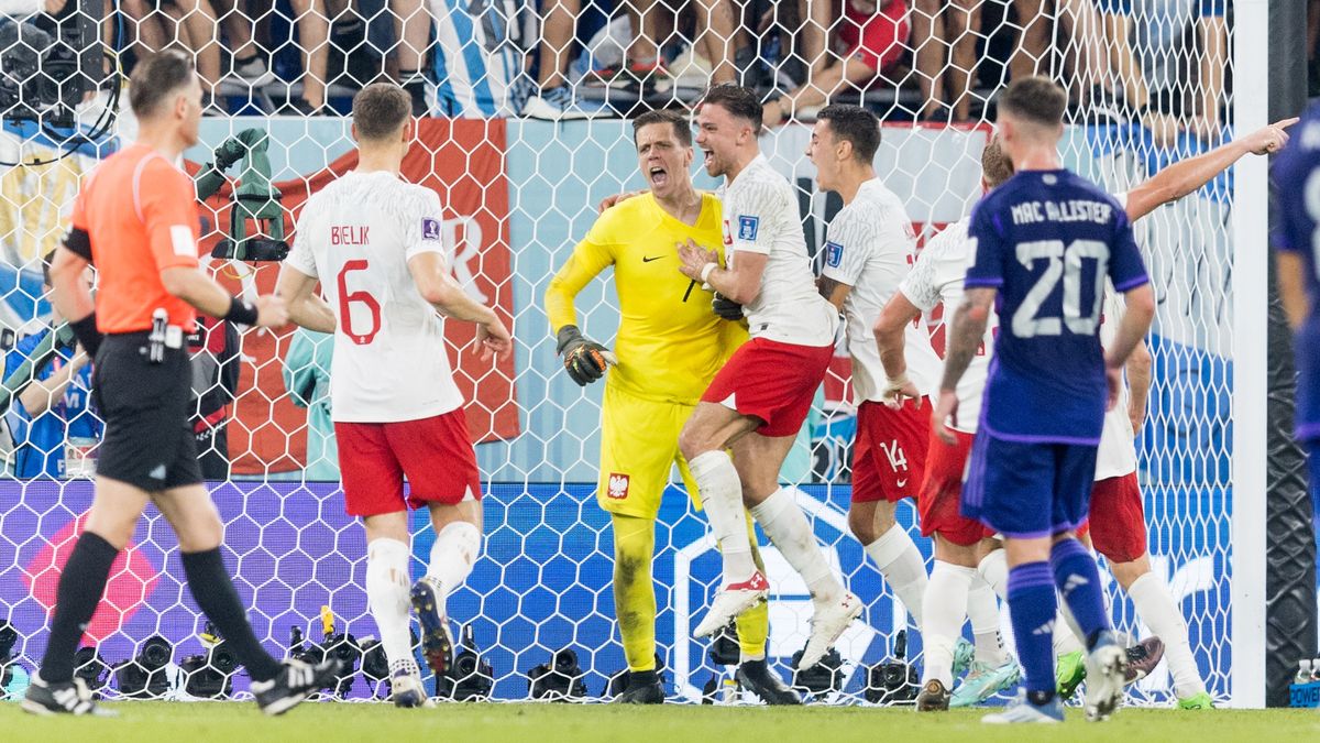 Krystian Bielik , Wojciech Szczesny , Matty Cash , Jakub Kiwior  during the World Cup match between Poland vs Argentina in Doha, Qatar, on November 30, 2022. (Photo by Foto Olimpik/NurPhoto via Getty Images)