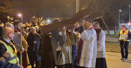 Radom: Droga Krzyżowa na osiedlu Michałów. Tłumy wiernych