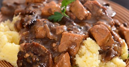 Mój tata robi gęsty i aromatyczny gulasz z tym dodatkiem. Idealny do ziemniaków, kaszy i ryżu