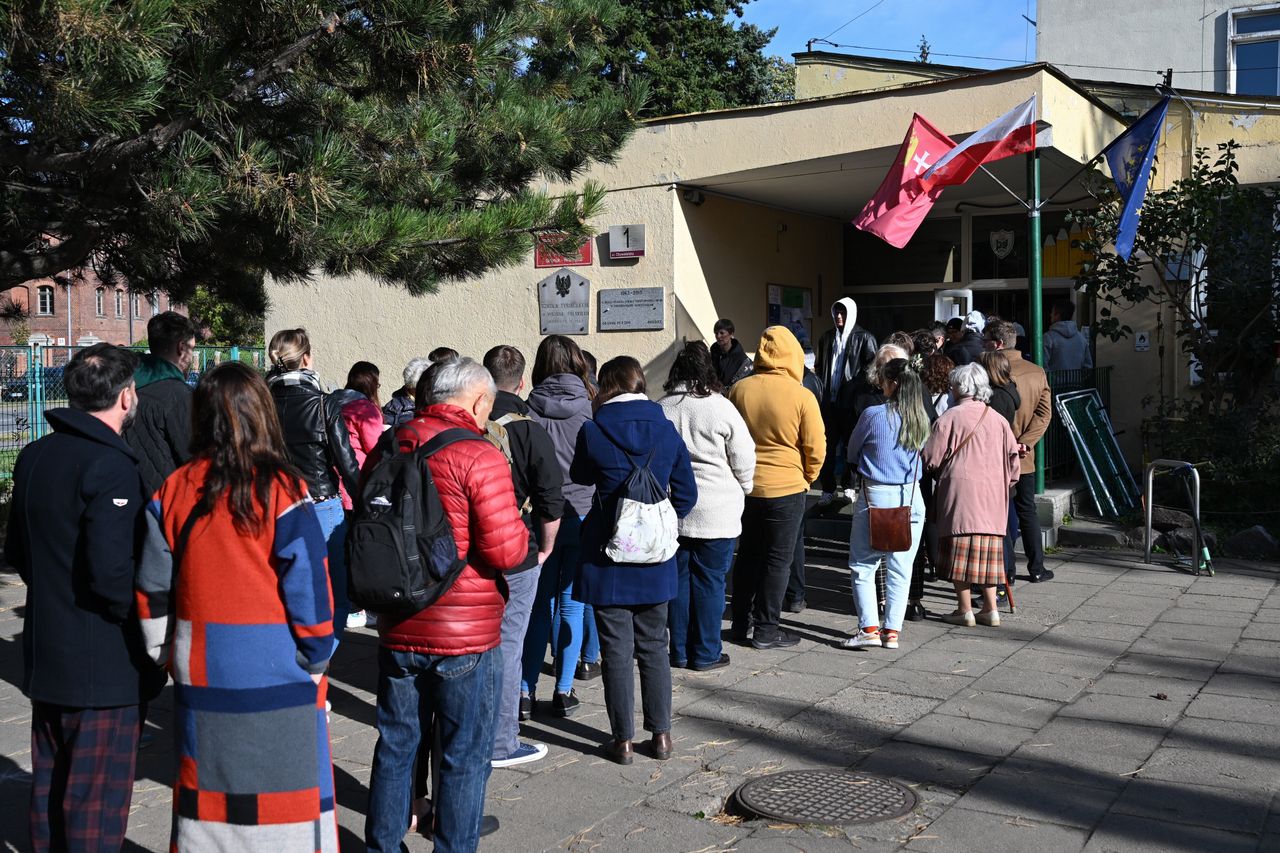 Frekwencja w województwach. Komisje oblężone