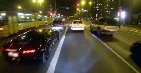 Suzuki GSXR 600 K1 mierzy się na warszawskich ulicach z Lamborghini Aventadorem