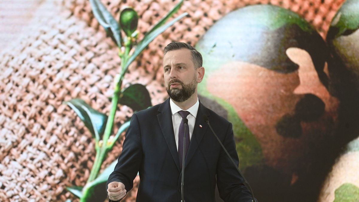 W�adys�aw Kosiniak-Kamysz
Warszawa, 16.04.2025. Wicepremier, minister obrony narodowej W�adys�aw Kosiniak-Kamysz podczas spotkania wielkanocnego z �o�nierzami i pracownikami wojska, 16 bm. w 1. Bazie Lotnictwa Transportowego w Warszawie. (mr) PAP/Piotr Nowak
Piotr Nowak
1 baza Lotnictwa Transportowego, spotkanie, wielkanocne, wojsko, �o�nierz