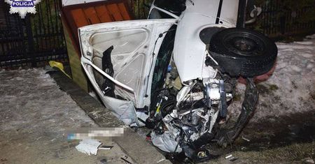 Było ślisko, jechał zbyt szybko. Audi wylądowało w przydrożnym rowie