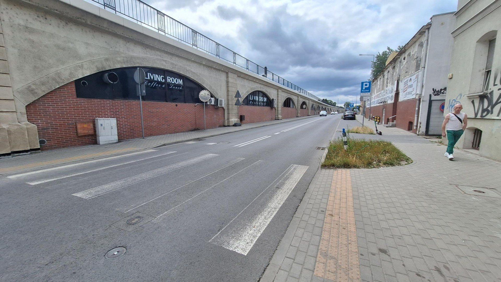 W części nisz estakady kolejowej nie dziej się nic od kilku dziesiątków lat. Czy w końcu to się zmieni?