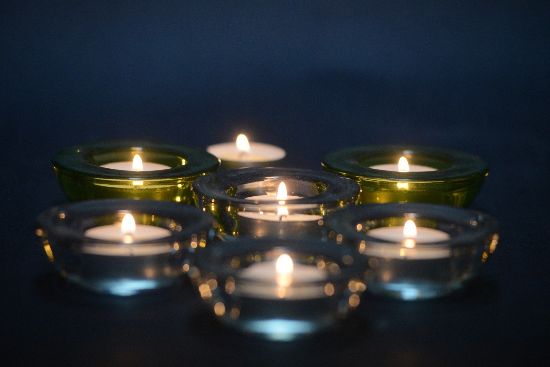 28.10.2016. ZIELONA GORA ZNICZ ZNICZE SWIECZKA SWIECZKI OGIEN PLOMIEN SWIETO ZMARLYCH WSZYSTKICH SWIETYCH PAMIEC 
FOT. MARIUSZ KAPALA / GAZETA LUBUSKA / POLSKA PRESS