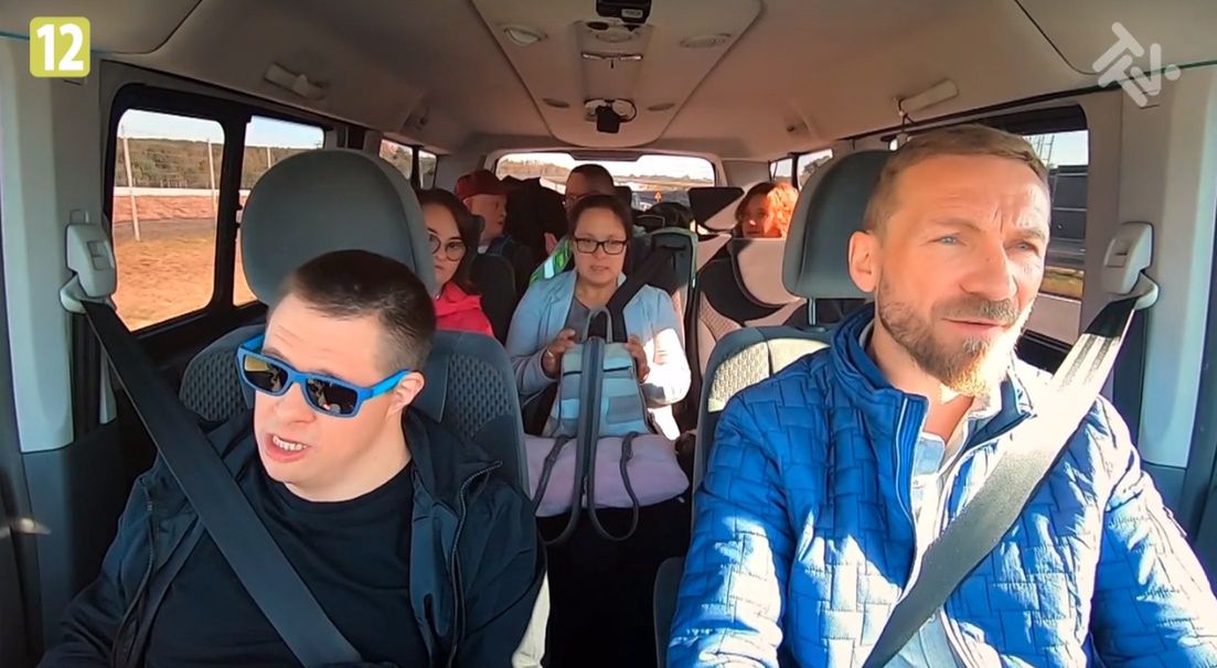 Kadr z programu "Down the road. Zespół w trasie"