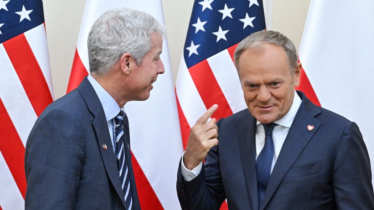 Warszawa, 28.04.2025. Premier Donald Tusk (P) i sekretarz ds. energii USA Chris Wright (L) podczas spotkania w Kancelarii Prezesa Rady Ministrów w Warszawie, 28 bm. (jm) PAP/Radek Pietruszka