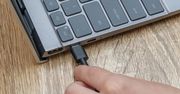 Nie odłączasz laptopa od prądu? Będziesz mieć kłopot i to wcale nie z rachunkiem