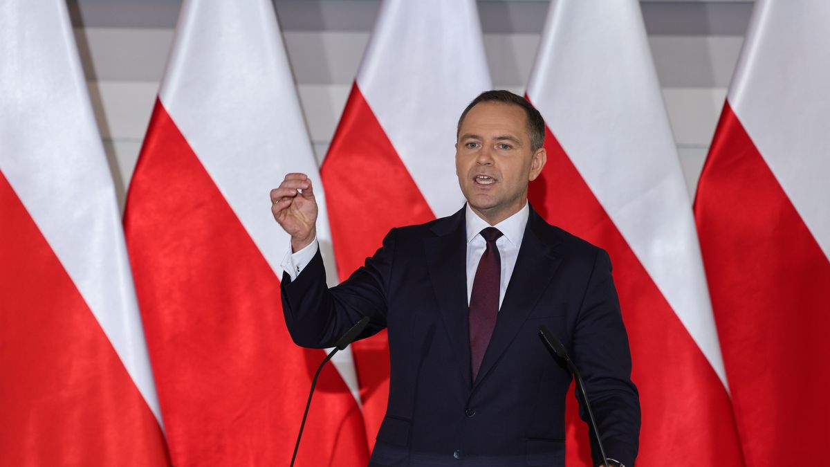 Warszawa, 07.05.2025. Wybory Prezydenta RP 2025 - kampania. Kandydat Komitetu Obywatelskiego w zbliżających się wyborach na fotel prezydenta RP, popierany przez Prawo i Sprawiedliwość prezes Instytutu Pamięci Narodowej Karol Nawrocki podczas oświadczenia dla mediów w Warszawie, 7 bm. Karol Nawrocki podjął decyzję o przekazaniu mieszkania na cele charytatywne. (aldg) PAP/Szymon Pulcyn