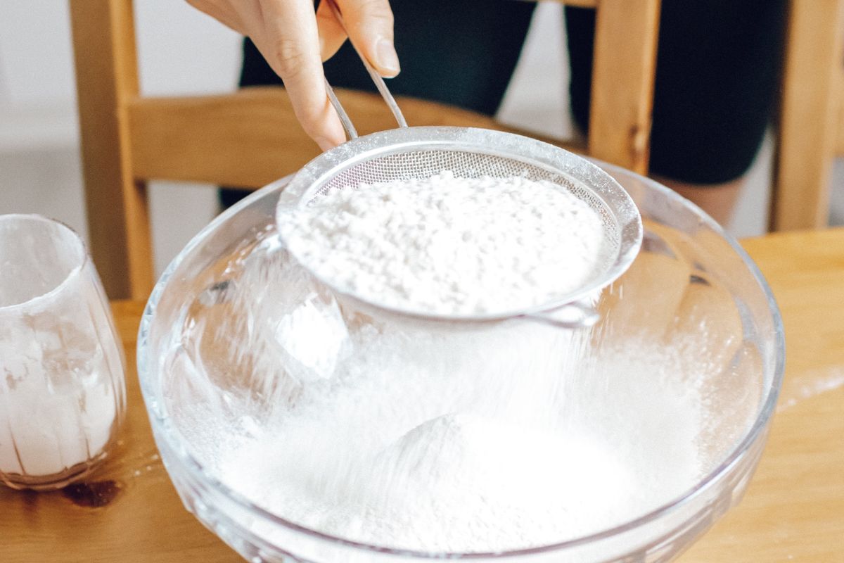 Powdered sugar and onion will help to remove rust from the baking sheet.