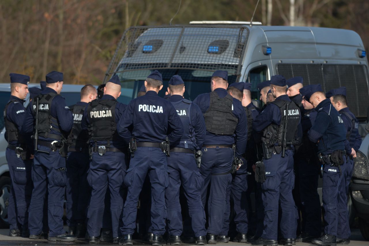 Funkcjonariusze policji przed interwencją 