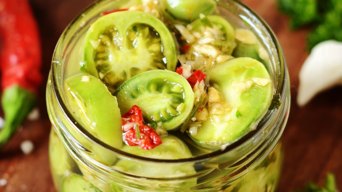 Sałatka z zielonych pomidorów z chili - przepis