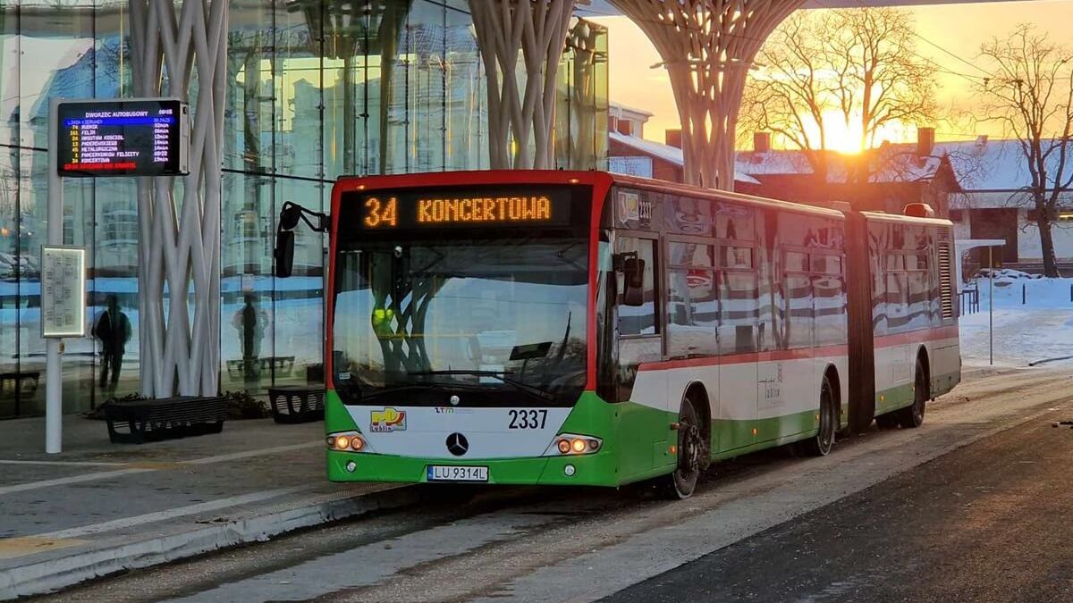 Autobus oczekujący na Dworcu Lublin
