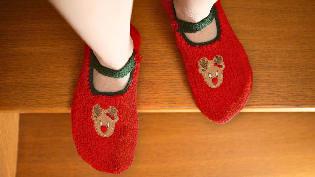Kobieta w świątecznych kapciach