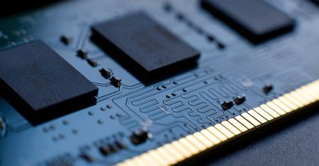Kryzys pamięci uderza w komputery. Producenci przejdą na chińskie kości?