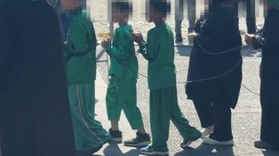 Prawie 40 st. C. Dzieci związane sznurem. Nagranie z Berlina