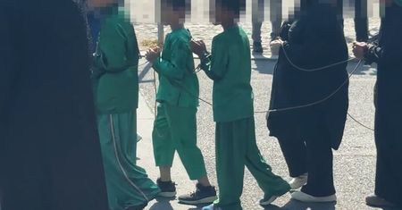 Prawie 40 st. C. Dzieci związane sznurem. Nagranie z Berlina