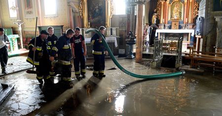 Pogoda. Burze zniszczyły im domy. Pierwsze pieniądze trafiły do poszkodowanych w Małopolsce