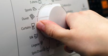 Ten tryb w pralce to pułapka. Płacisz za prąd o wiele więcej