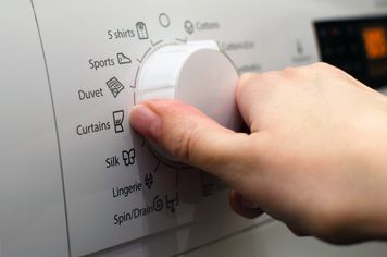 Ten tryb w pralce to pułapka. Płacisz za prąd o wiele więcej