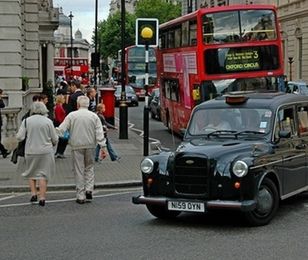 Brexit psuje nastroje, ale gospodarka jeszcze się broni. Funt odrabia straty