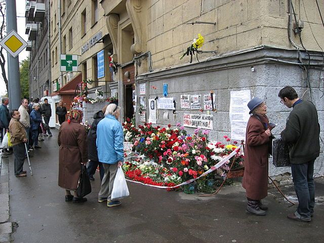 Śmierć Politkowskiej. Dziennikarka uczczona przez krewnych i dziennikarzy