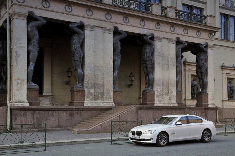 BMW serii 7 na rok 2013 - megagaleria niemieckiego okrętu flagowego 34