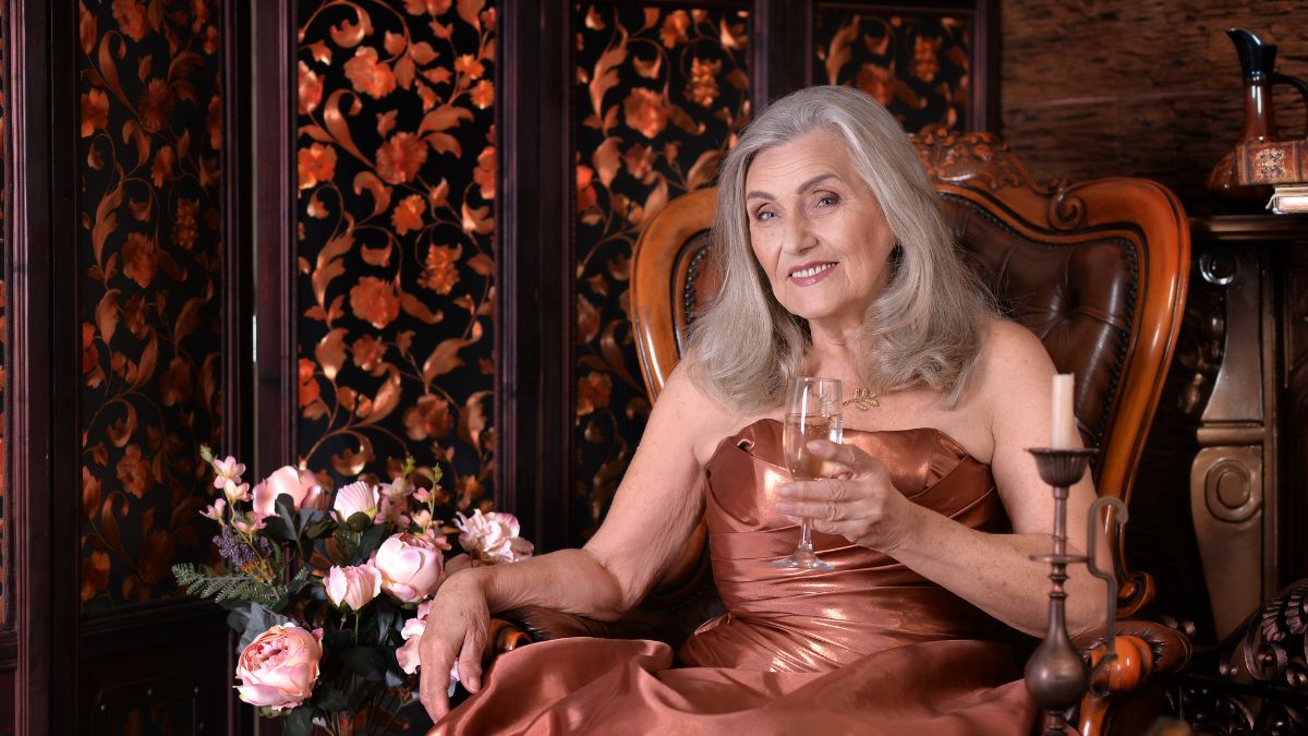 Szampański sylwester starszej kobiety.