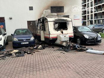 Spalona przyczepa kempingowa na Woli. Pożar objął także zaparkowane samochody