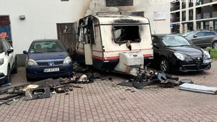 Spalona przyczepa kempingowa na Woli. Pożar objął także zaparkowane samochody