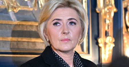 Pokazała klasę w garniturze. Teraz nie ma modniejszego koloru