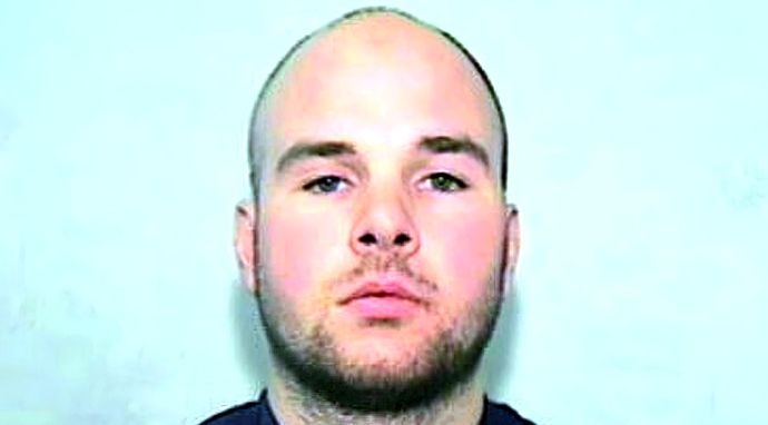 Stróże zła: przestępcy w mundurze