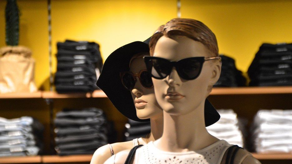 - Pracowałam 13 godzin w sklepie odzieżowym. Nie wolno było siadać ani nawet oprzeć się o ladę. Jak tylko się oparłam, od razu był telefon z kamer - zwierza się pracownica jednego ze sklepów.