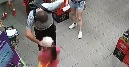 Zabrał telefon znaleziony przez córkę w sklepie. Gdy nie udało mu się go odblokować, wyjął 50 zł z obudowy i porzucił go na ławce