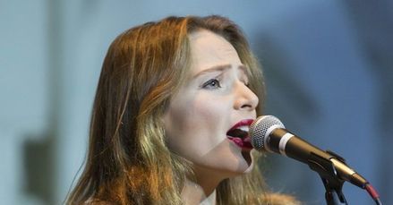 "Barwy szczęścia": Anna Dereszowska przesadziła z przezroczystościami