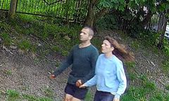 Ugodził nożem i uciekł z partnerką. Policja publikuje zdjęcia