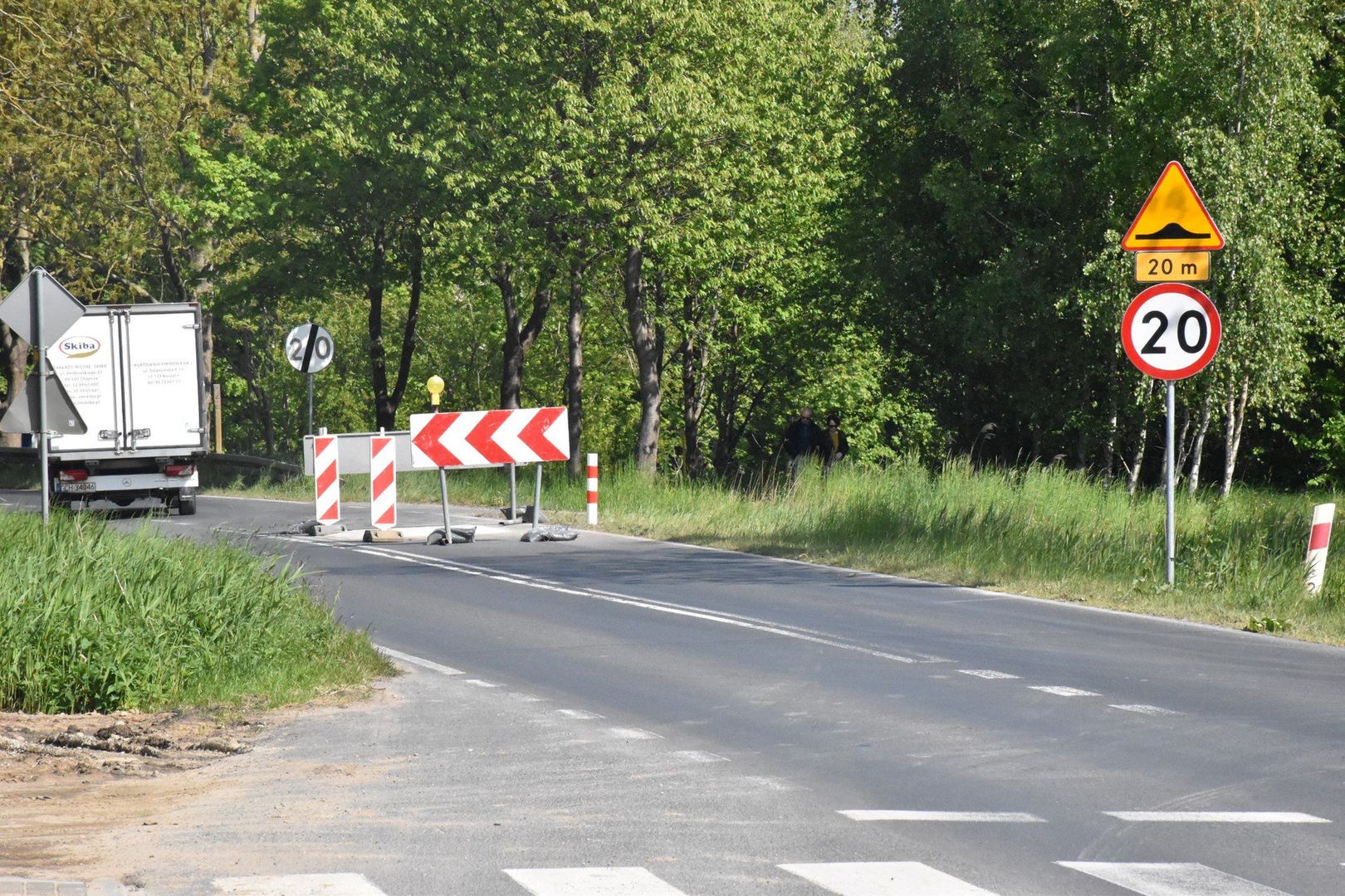 Budowa progów zwalniających w Strzeżenicach