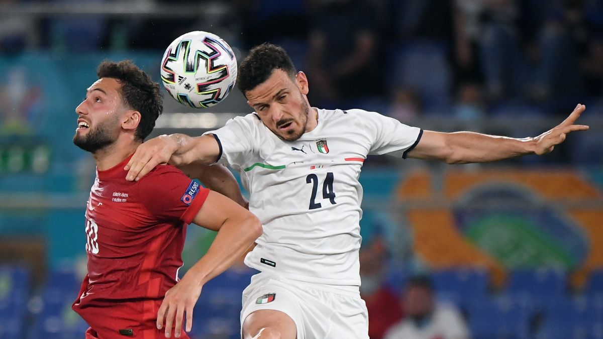 PAP/EPA / Alberto Lingria / Na zdjęciu od lewej: Hakan Calhanoglu i Alessandro Florenzi