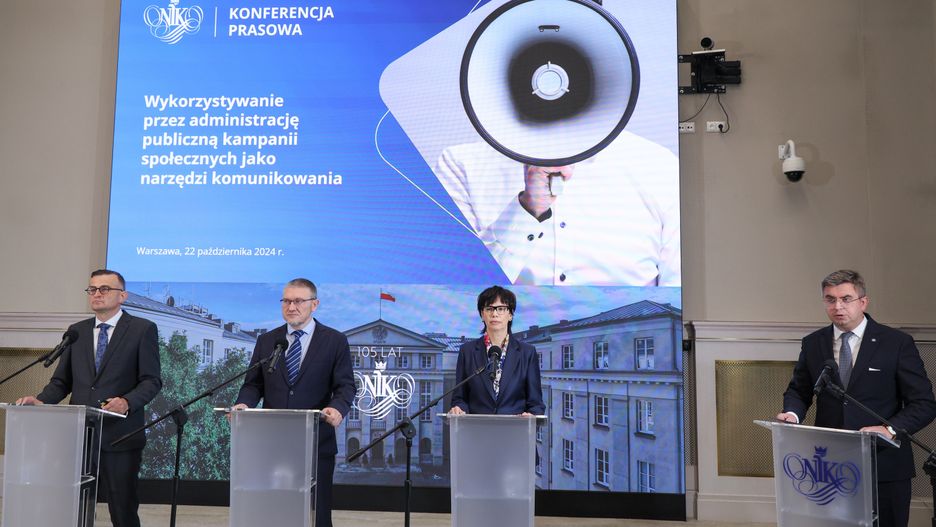 Warszawa, 22.10.2024. P.o. dyrektor Delegatury NIK w Poznaniu Karolina Wirszyc-Sitkowska (2P), jej zastępcy Przemysław Grad (2L) i Paweł Siuda (L) oraz wiceprezes NIK Michał Jędrzejczyk (P) podczas konferencji prasowej w siedzibie Najwyższej Izby Kontroli w Warszawie, 22 bm. Temat spotkania: Prezentacja wyników kontroli "Wykorzystywanie przez administrację publiczną kampanii społecznych jako narzędzi komunikowania". (amb) PAP/Paweł Supernak