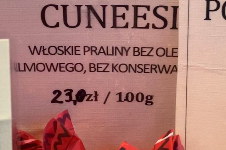 Cena jest napisana tylko na jednej małej etykietce