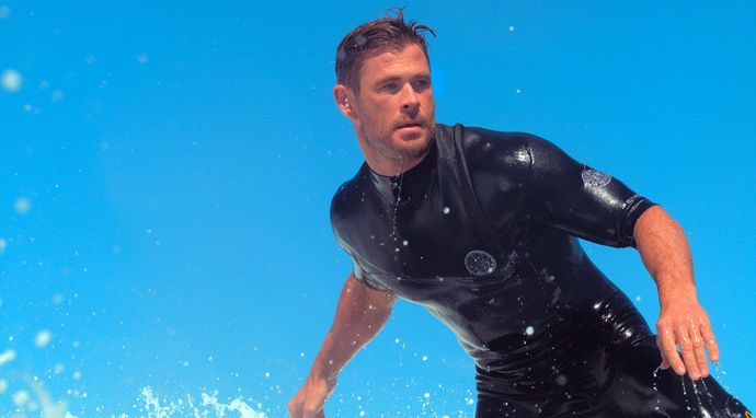 Chris Hemsworth na plaży rekinów