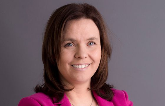 Zarządza mediami Tomasza Sakiewicza. Z dyplomem z Collegium Humanum była we władzach państwowej spółki