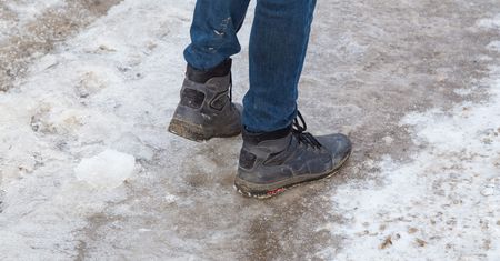 Spryskaj podeszwy. Już nie poślizgniesz się na chodniku